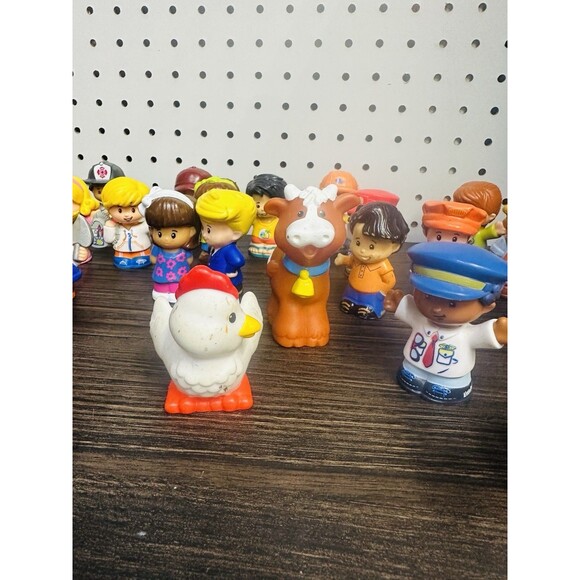 FISHER PRICE LITTLE PEOPLE LOT (28) COUNTRY & FIRST RESPONDERS, PILOTS, ANIMALS - Picture 4 of 11